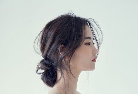 The Easy Updo Hairstyle: A Chic Look for All Occasions, Helping Women Embrace Their Inner Korean Glamour.