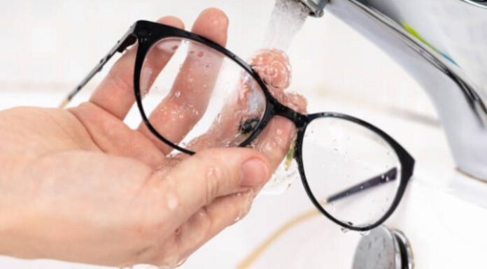 What’s the Point of Soaking Your Glasses in Water?