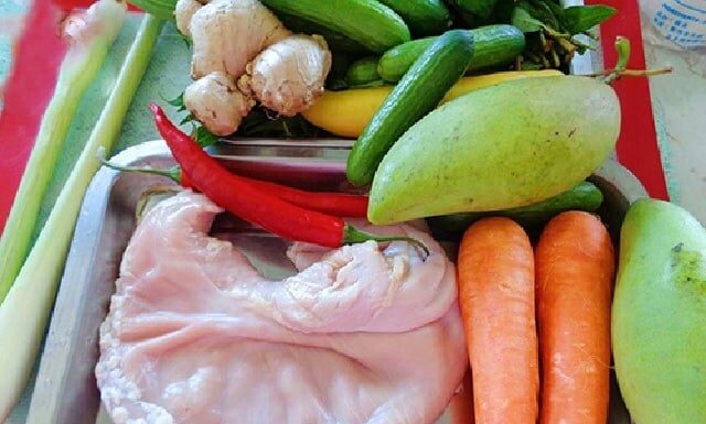 The Ultimate Guide to Creating a Delicious and Crispy Green Mango and Pork Belly Salad: A Quick 10-Minute Recipe