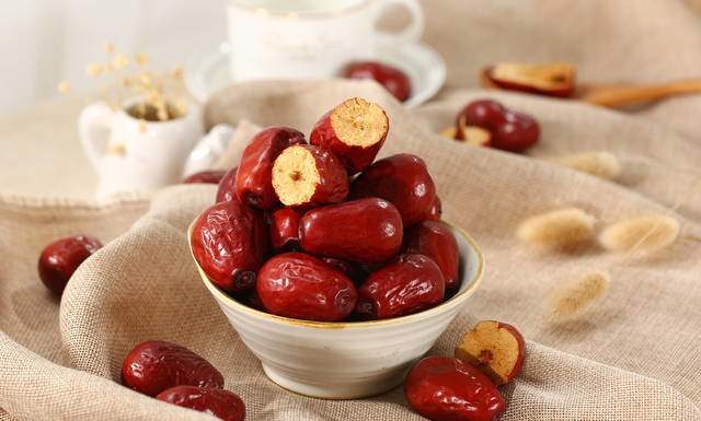 “The Age-Defying Superfruit: Unlocking Eternal Youth with a Simple Daily Ritual”