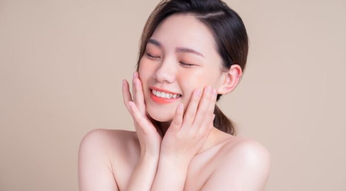 The Benefits of Cleansing Your Face With Milk and How to Do It