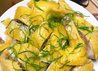 The Secret to Perfect Poached Chicken: A Golden, Glossy, and Aromatic Delight