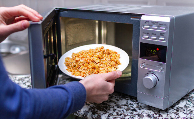 The Perfect Timing to Reheat Food in the Microwave to Retain Nutrients