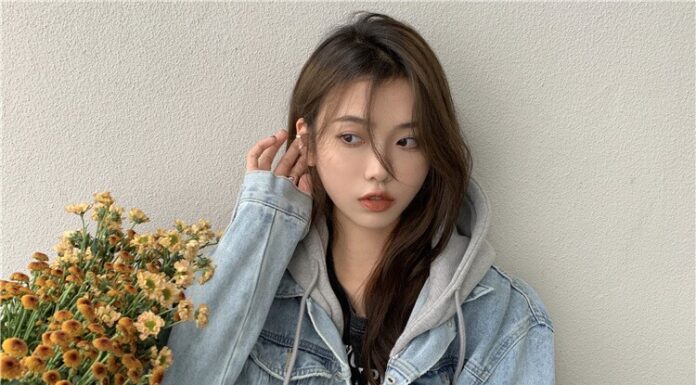 The Ultimate Guide to Styling: 8 Ensembles Featuring a Denim Jacket that are both Chic and Beloved by Fashionistas