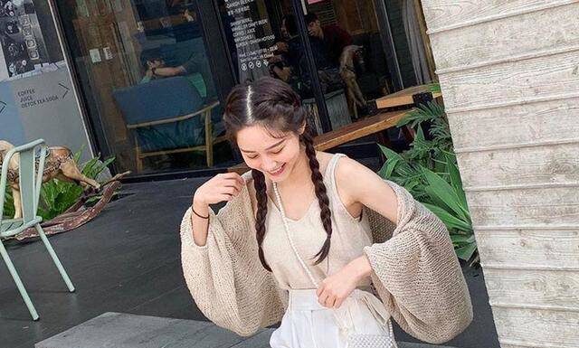 The Ultimate Guide to Mastering the Art of Footwear and Flares: Two Shoe Styles That Can Ruin Your Wide-Leg Pants Look, and Four Alternatives That Will Save It.