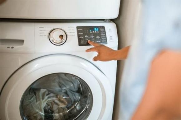 “Laundry Still Smells After Washing? This Handy Hack Will Solve That”