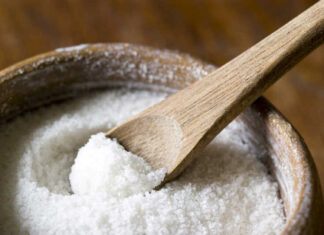 The Ultimate Guide to Cleaning and Deodorizing Your Vase for the Holidays