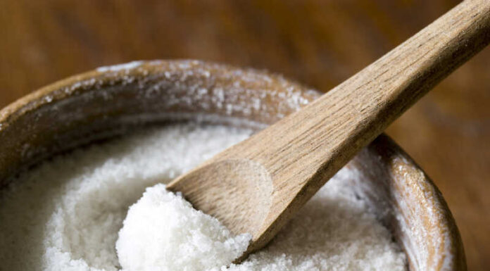 The Ultimate Guide to Cleaning and Deodorizing Your Vase for the Holidays