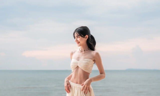 The Ultimate Guide to Beachside Glamour: Steal Her Style Secrets