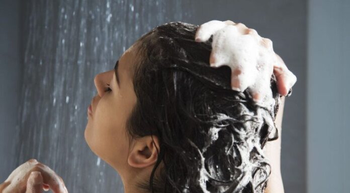 Should You Bend Down or Tilt Back When Shampooing? Choosing the Right Hair Washing Position for Longer, Stronger Hair.