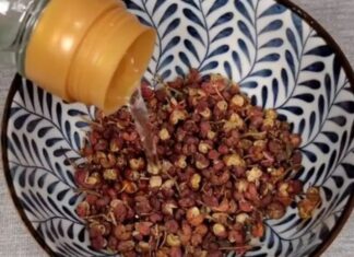 Soak Peppercorns in White Vinegar for 3 Days to Solve Many Summer Worries