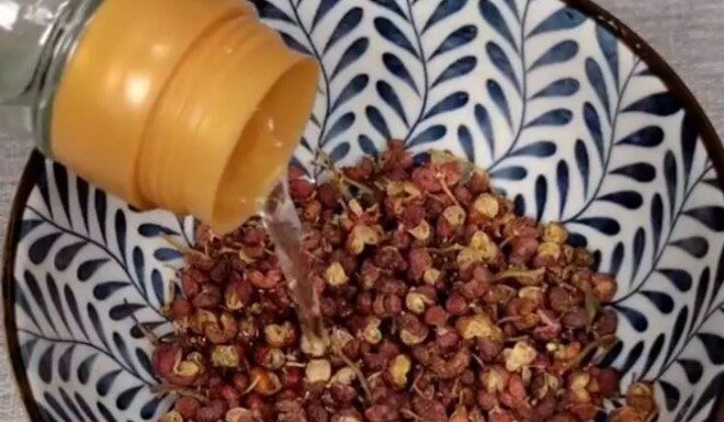 Soak Peppercorns in White Vinegar for 3 Days to Solve Many Summer Worries