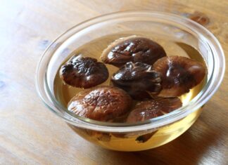 Should You Soak Dried Chinese Mushrooms in Cold or Warm Water?