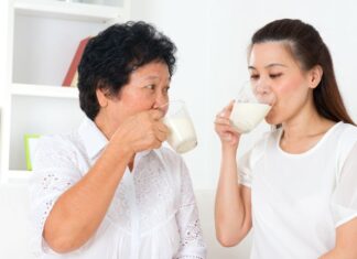 Should Seniors Opt for Fresh Milk or Powdered Milk for Optimal Health?