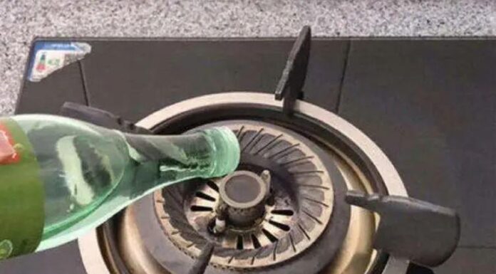 The Magic of White Vinegar: A Powerful Solution for a Sparkling Clean Gas Stove
