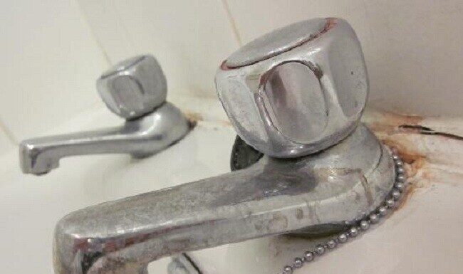 The Magic Potion for a Sparkling Faucet: Just a Few Drops and a Gentle Rub