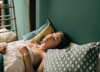 Are Nude or Clothed Sleepers Better for Skin and Weight Loss?