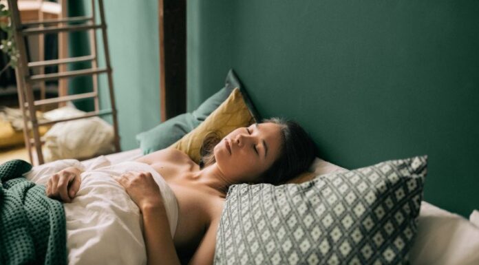 Are Nude or Clothed Sleepers Better for Skin and Weight Loss?