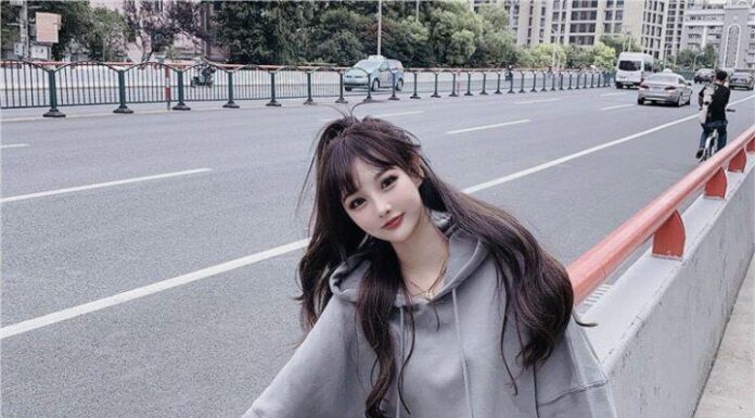 The 3 Don’ts and 3 Dos of Wearing a Sweater: A Guide for Women Over 40 to Look Chic and Not Try-Hard