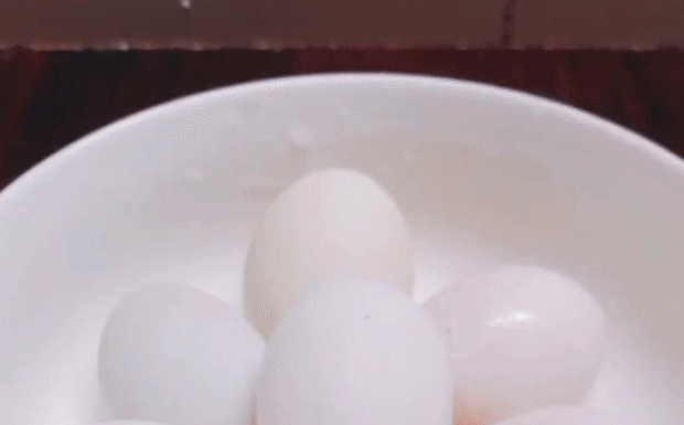 The Ultimate Hack to Tell Apart Raw and Boiled Eggs; A Trick Every Home Cook Needs to Know!
