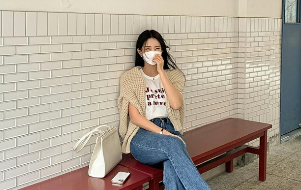 The Ultimate Guide to Styling a White Tee and Jeans: A Timeless Combo for the Youthful at Heart