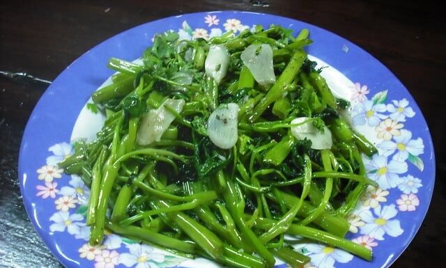 The Secret to Stir-Fried Water Spinach: Add a Crunch with This Simple Ingredient