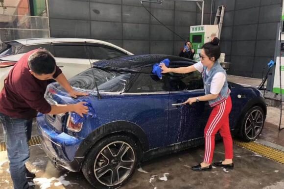 “3 Spots You Always Miss When Washing Your Car”