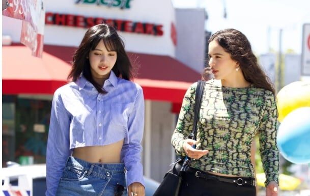 The Ultimate Guide to Mastering the Art of Shirt Styling: A Lesson from Lisa’s Youthful Yet Sophisticated Ensemble