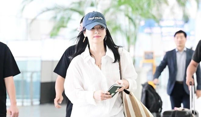 “Ageless Beauty: Song Hye Kyo’s Radiant Skin at 42 Leaves Fans in Awe”