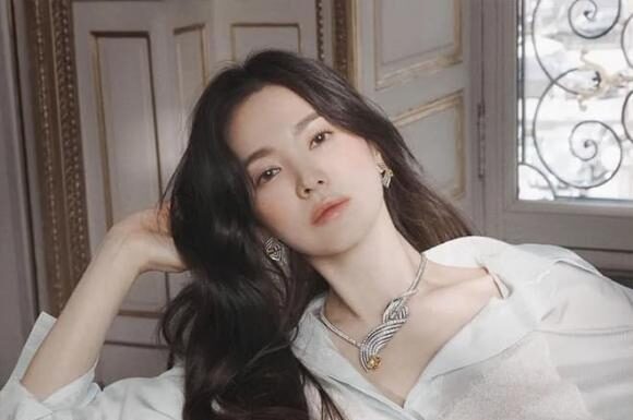 “The Ageless Beauty Secrets of Song Hye Kyo: 4 Simple Tips to Look Youthful at Any Age”