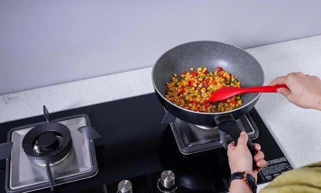 Why You Shouldn’t Cook on the Left Burner of Your Gas Stove: Two Reasons to Consider.