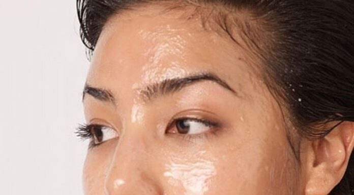 5 Tips for Using Cleansing Oil That Women Over 30 Should Know