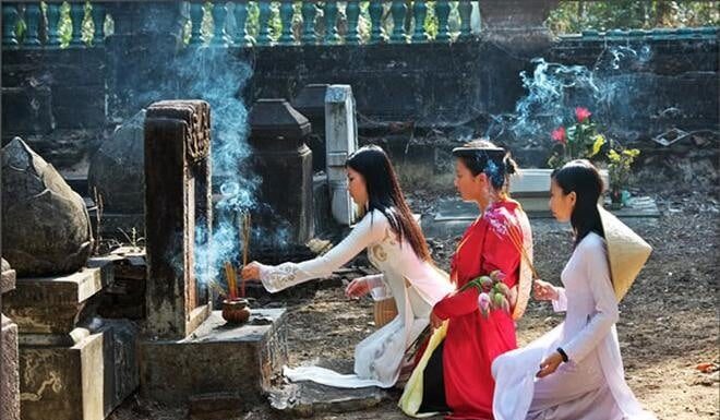 The Ancestors’ Advice: Who Are the Three People Who Shouldn’t Visit the Graves, According to Tradition, for the Family’s Prosperity?