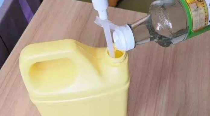 “The Magic Ingredient for a Sparkling Clean: Unleashing the Power of White Vinegar in Your Dishwashing Routine”