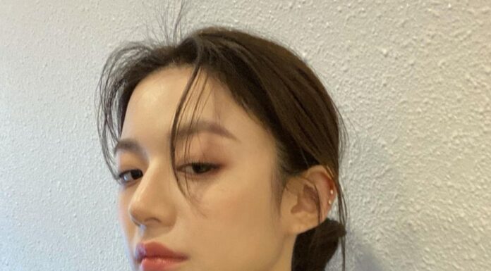 “The Art of ‘Moving’ Makeup: Achieving a Soft and Natural Look”