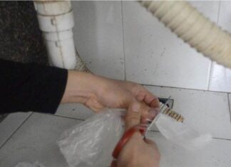 “Get Rid of That Nasty Shower Drain Odor With a Simple Plastic Bag: A Hack Everyone Should Know”