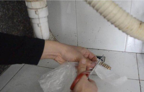 “Get Rid of That Nasty Shower Drain Odor With a Simple Plastic Bag: A Hack Everyone Should Know”
