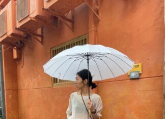 What to Wear to the Office on a Rainy Day? Essential Items to Keep in Mind