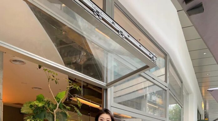 “Master These Tips to Look Slimmer and Chic in Black Pants This Fall”