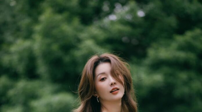 What Hairstyles Go With a Dress? 4 Gorgeous Styles to Try.