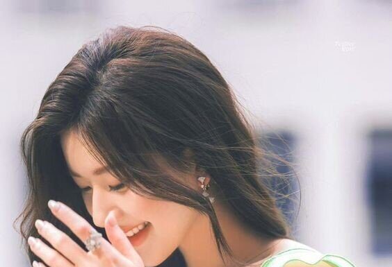 The Modern Woman’s Choice: Why Long, Dark Hair is Her Crowning Glory