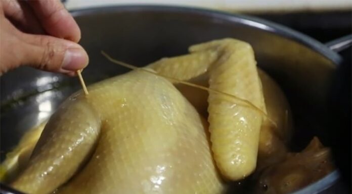 “The Ultimate Guide to Perfectly Boiled Chicken: Achieving Golden, Tender Meat”