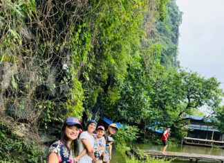 Foreigners Experience Coffee with a Splash of Quirk in Ninh Binh: Ducks Waddle Beneath Their Feet.