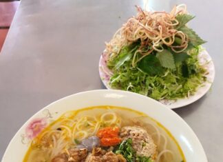 The Ultimate Bun Rieu Experience: A Taste of Ban Me’s Famous Crab Noodle Soup