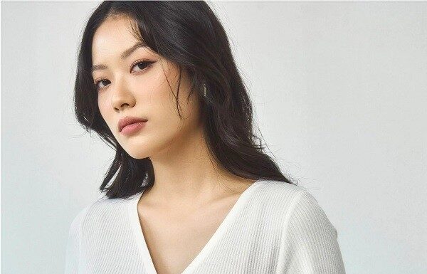 The Ultimate Guide: 4 White Shirt Styles to Stay Youthful This Spring/Summer