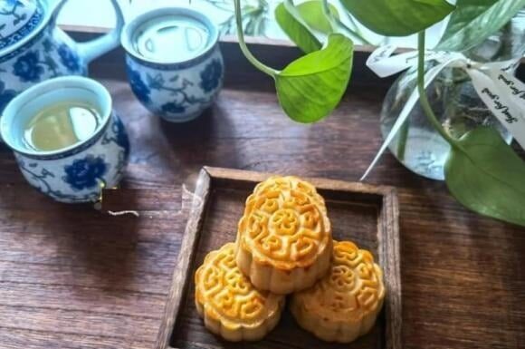 “Remember the 3 Foods, 1 Fruit, and 1 Action for a Blessed and Fortunate Mid-Autumn Festival”