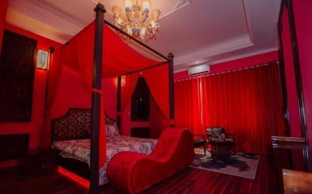 “The Mystery of the Curved Chair: Unveiling the Secret Purpose”