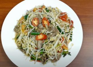 “A Tasty Treat: Crispy Chicken Gizzard Stir-Fry with Bean Sprouts”