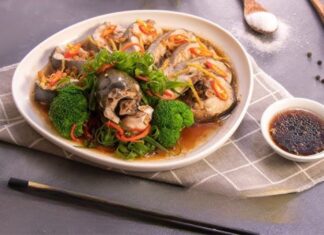 “A Delicious and Healthy Treat: Steamed Salmon in a Sweet Soy Sauce”