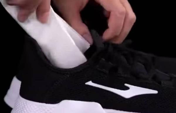 The Magic Drop: A Single Drop of Essential Oil to Banish Shoe Odor Forever